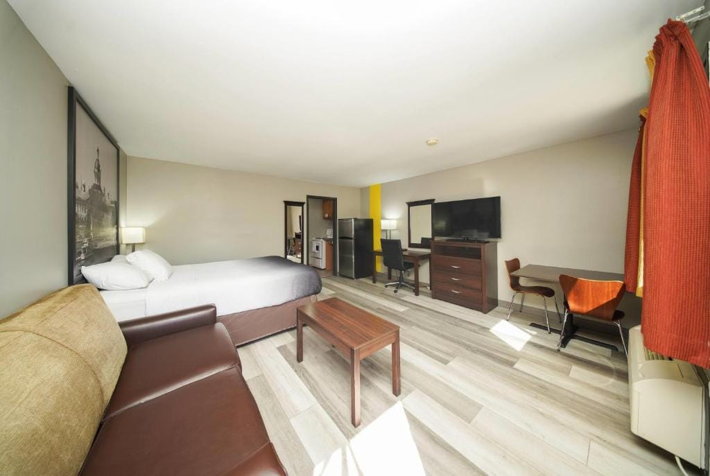 Super 8 by Wyndham Kingston — 4