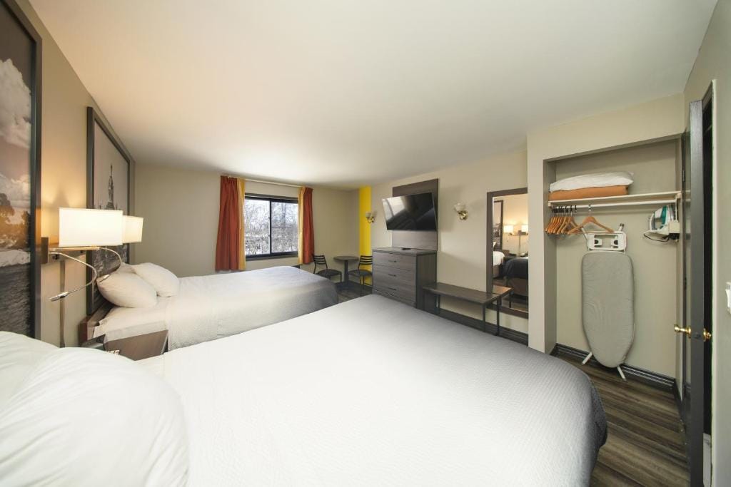 Super 8 by Wyndham Kingston — 5