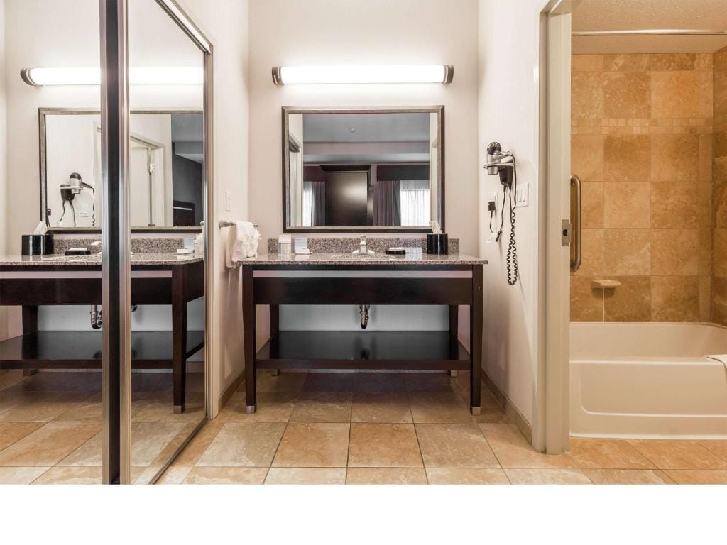 Hampton Inn & Suites by Hilton Lethbridge — 3