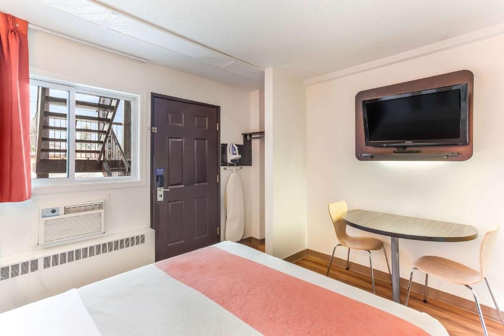 Motel 6-Lethbridge, AB — 5