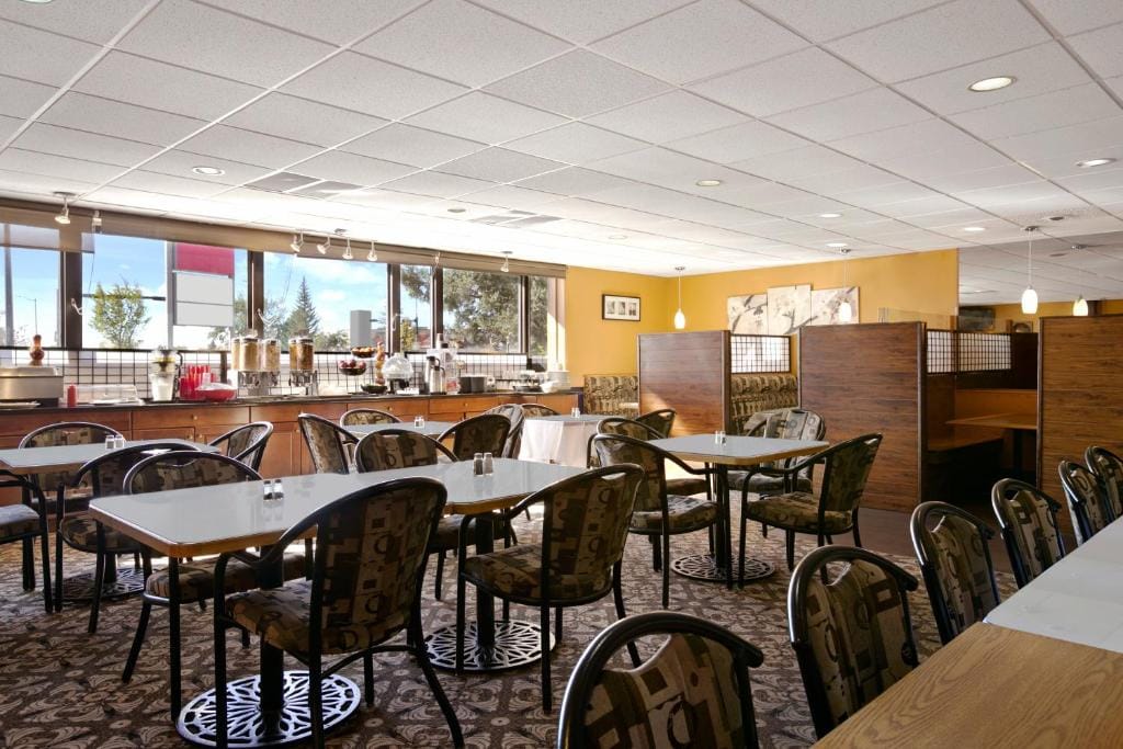 Ramada by Wyndham Lethbridge — 3