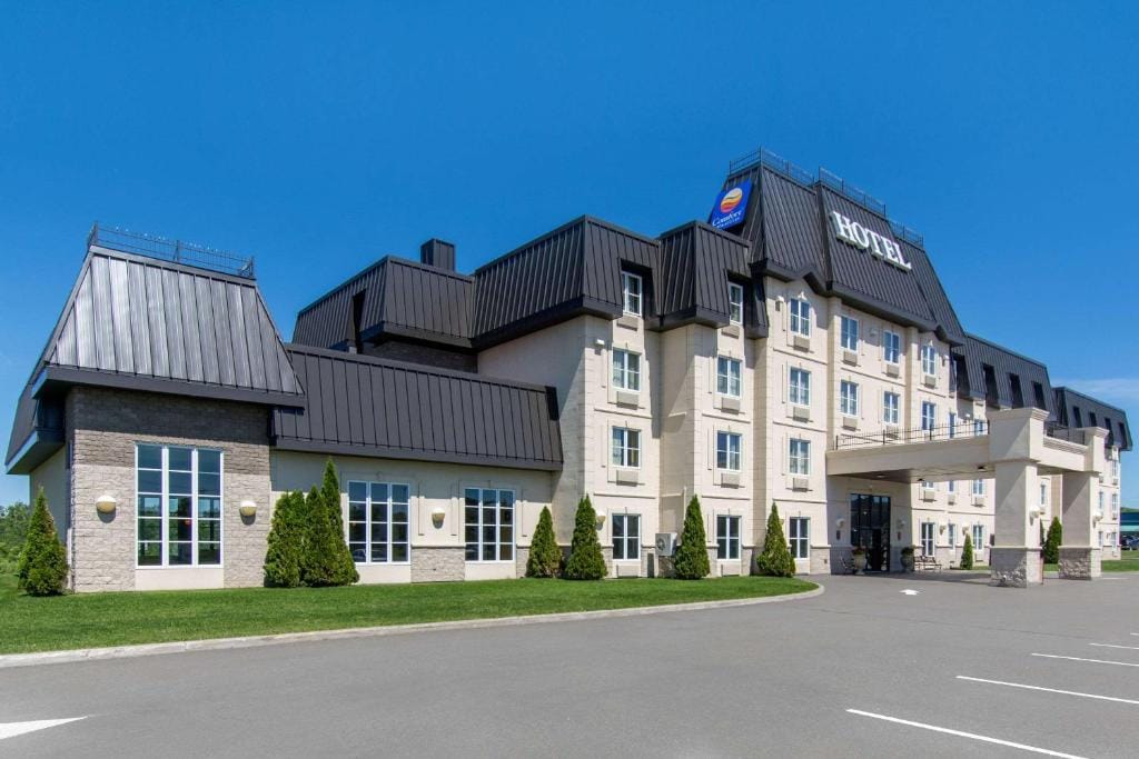 Comfort Inn & Suites — 1