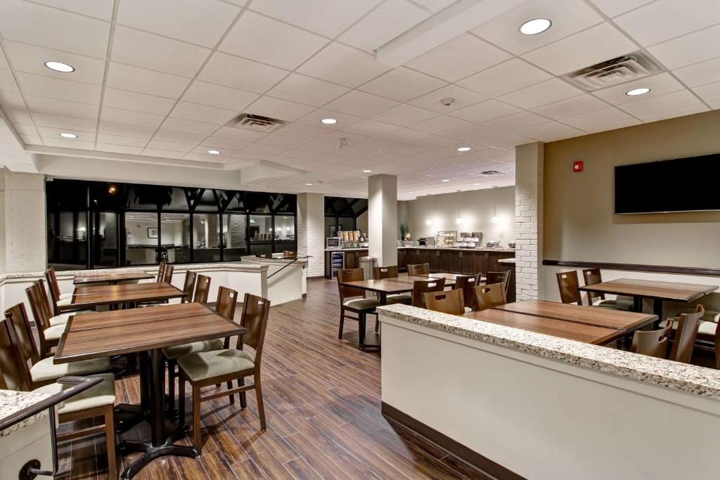 Best Western London Airport Inn & Suites — 5