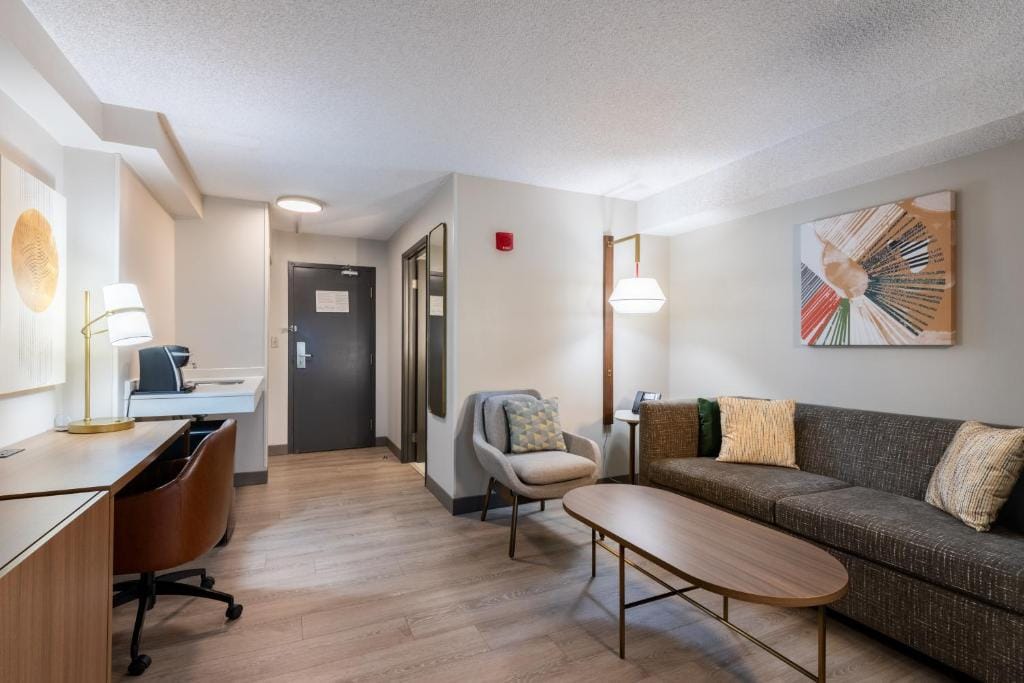 Holiday Inn Hotel & Suites London by IHG — 4