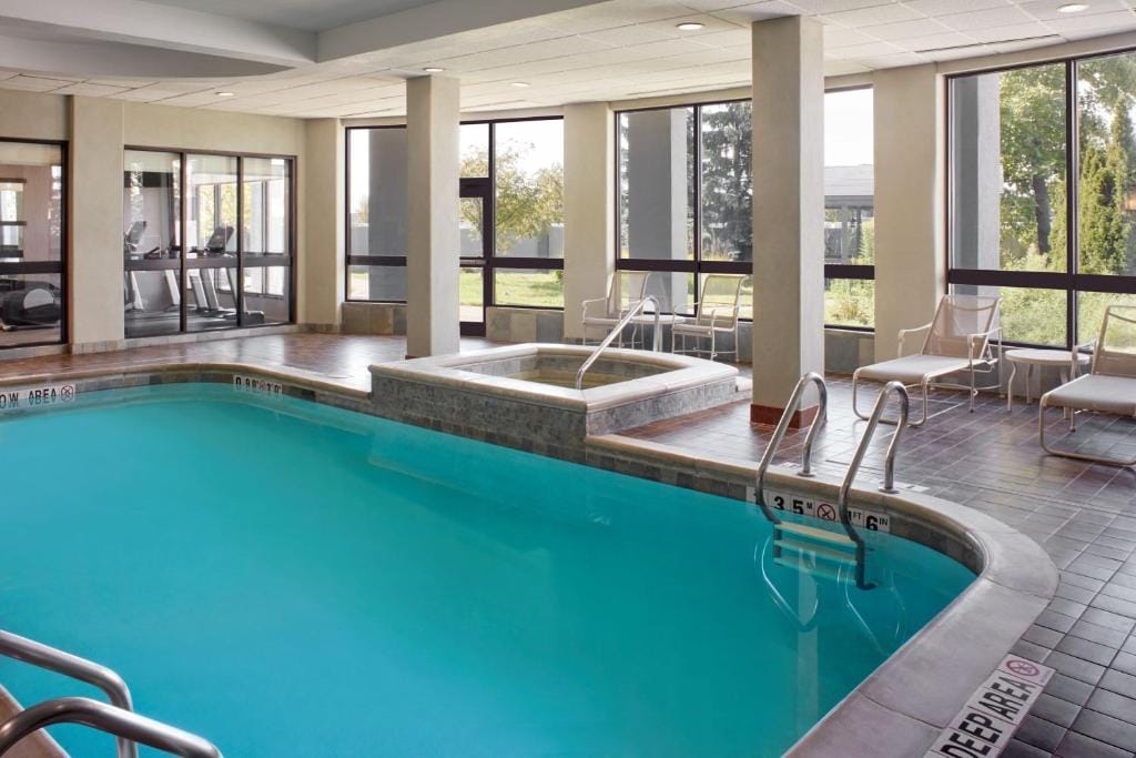Courtyard by Marriott Mississauga-Airport Corporate Centre West — 4