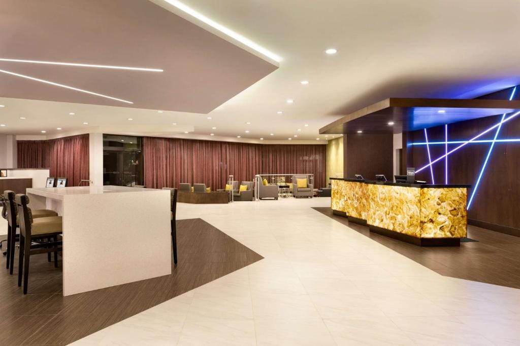 DoubleTree by Hilton Hotel Toronto Airport West — 1