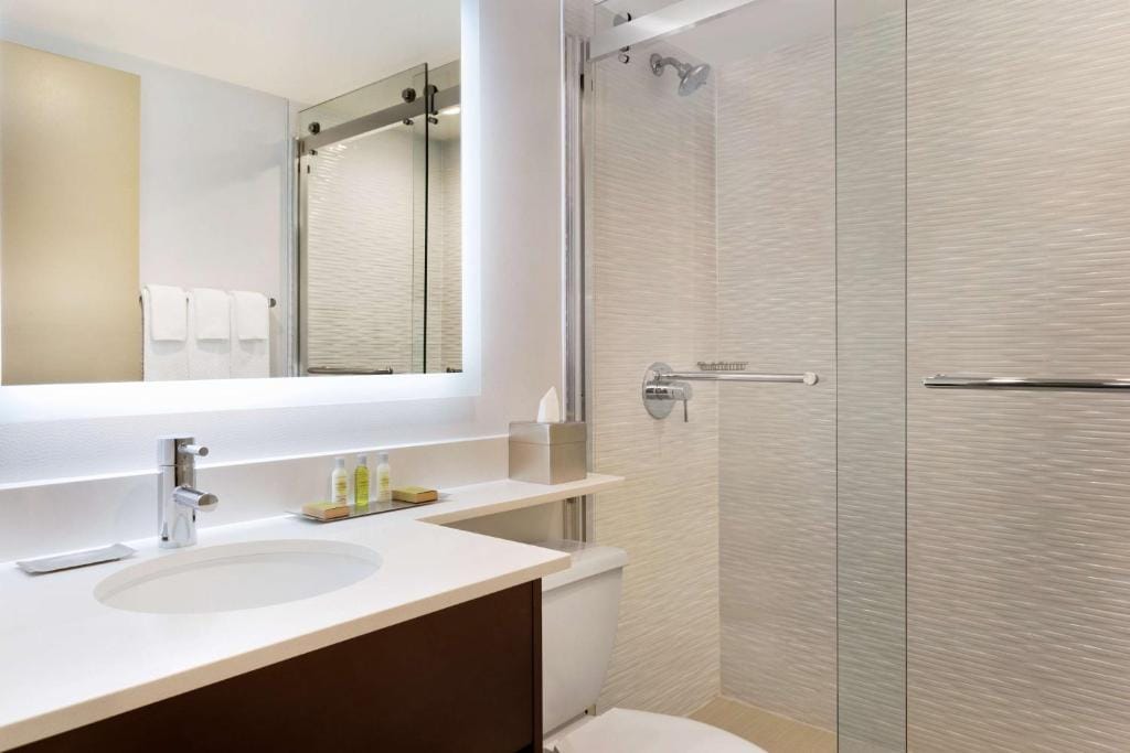DoubleTree by Hilton Hotel Toronto Airport West — 3