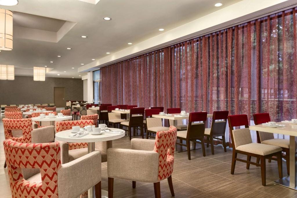 DoubleTree by Hilton Hotel Toronto Airport West — 5