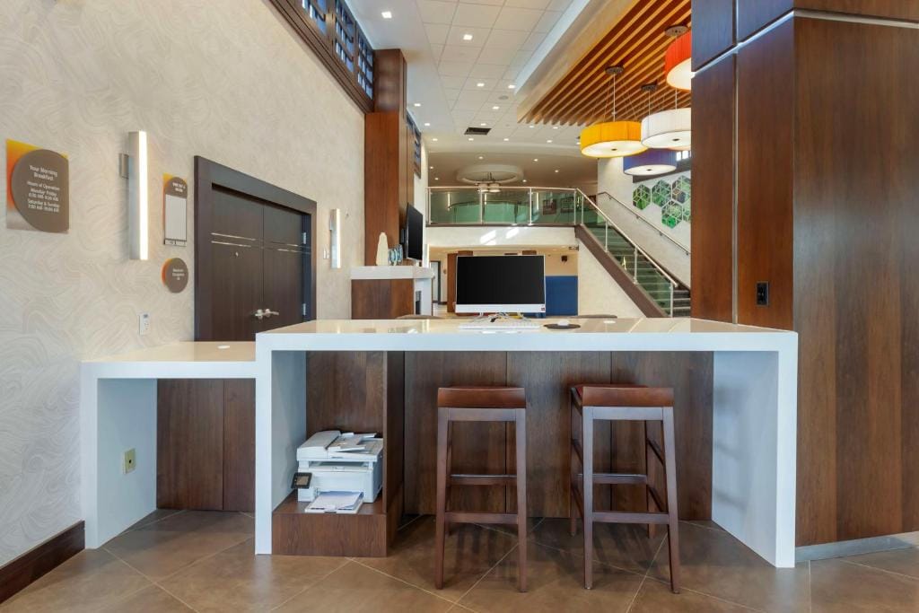 GLō Best Western Mississauga Corporate Centre — 5