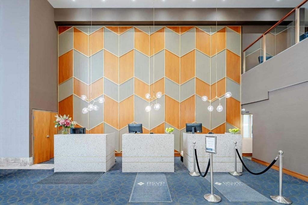 Sandman Signature Mississauga Hotel — 2