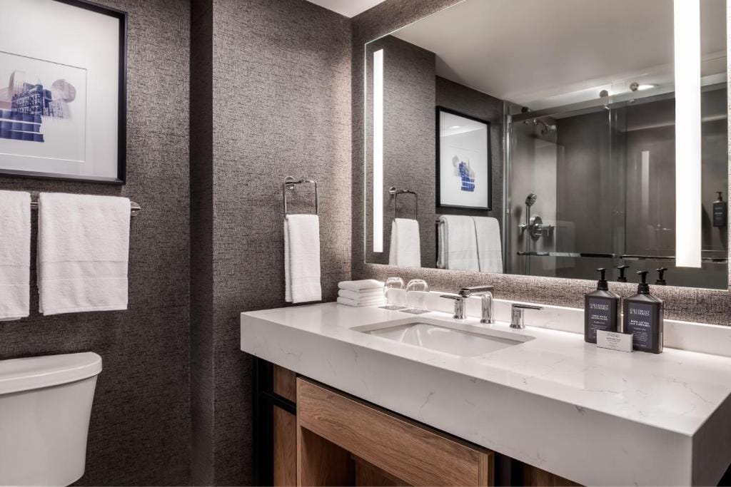 Sheraton Gateway Hotel in Toronto International Airport — 3