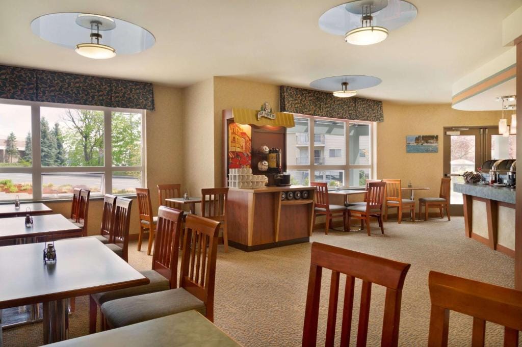 Ramada by Wyndham Nanaimo — 4