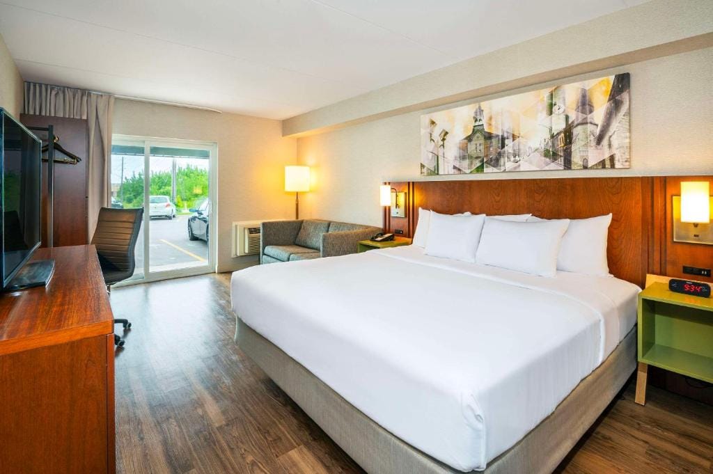 Comfort Inn Newmarket - Aurora — 2