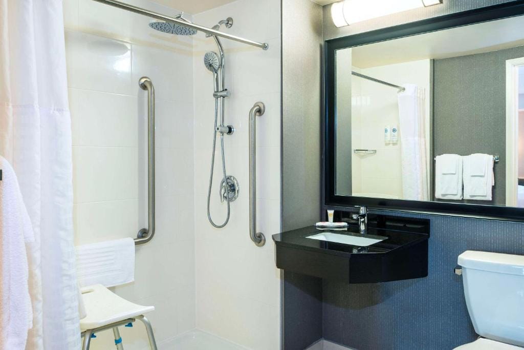 Comfort Inn Newmarket - Aurora — 3