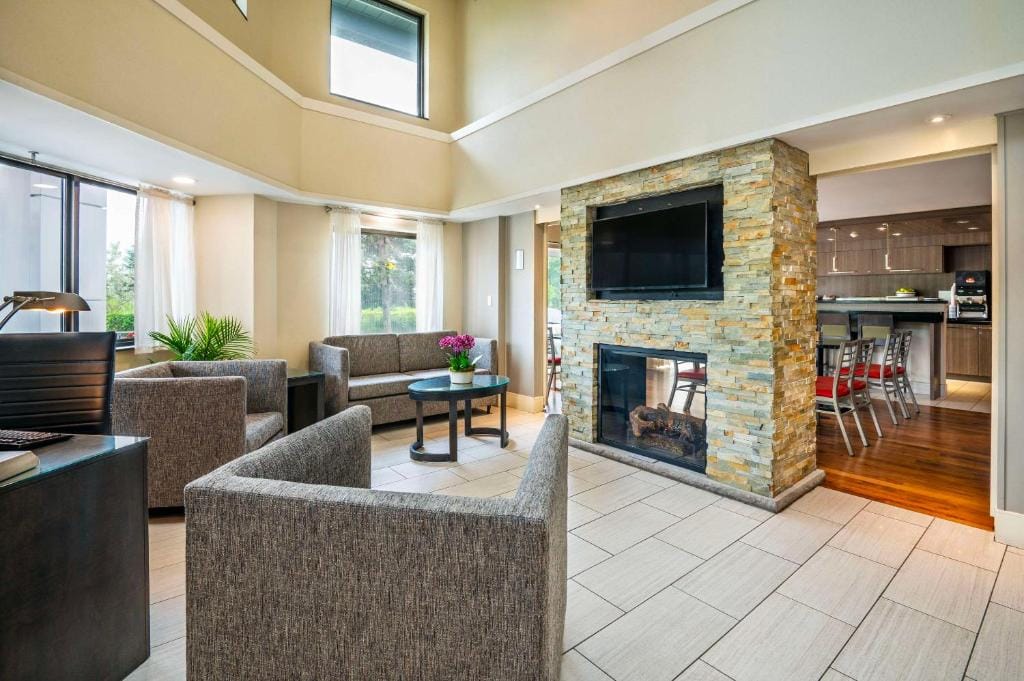 Comfort Inn Newmarket - Aurora — 5