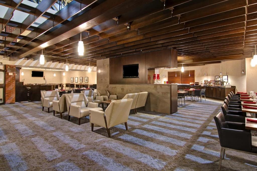 Holiday Inn Oakville Centre by IHG — 1