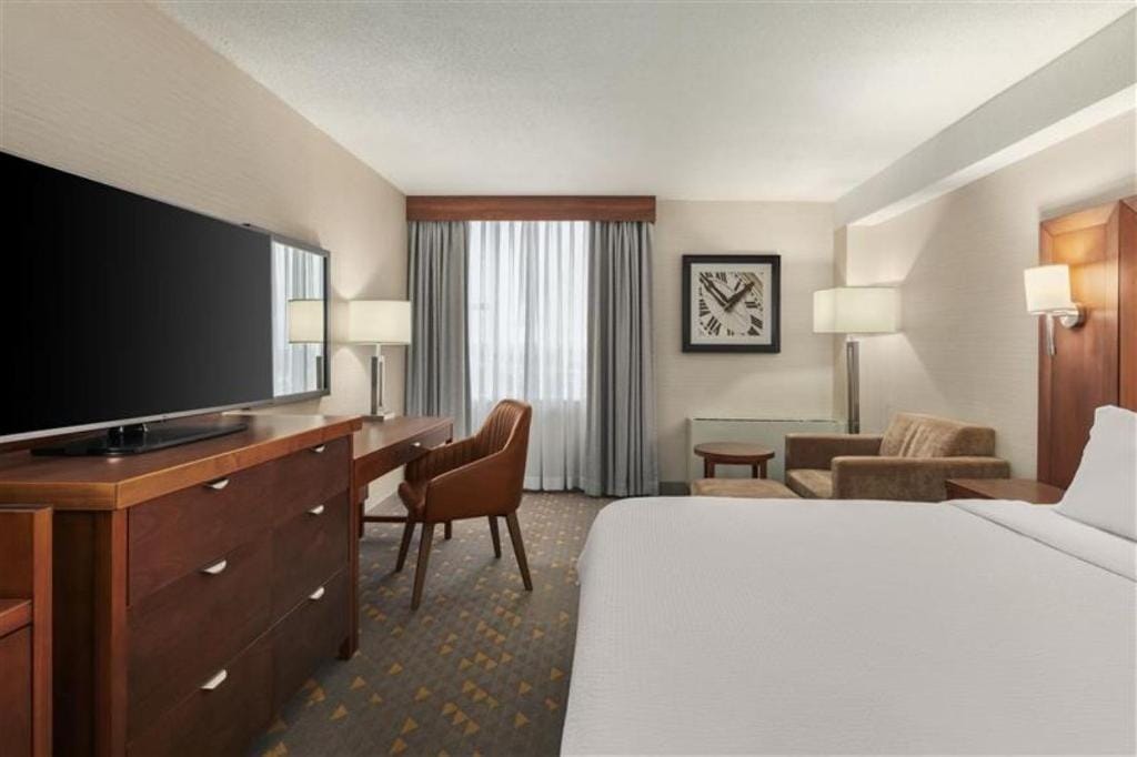 Holiday Inn Oakville Centre by IHG — 4