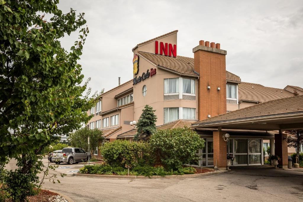 Monte Carlo Inn Oakville Suites — 1