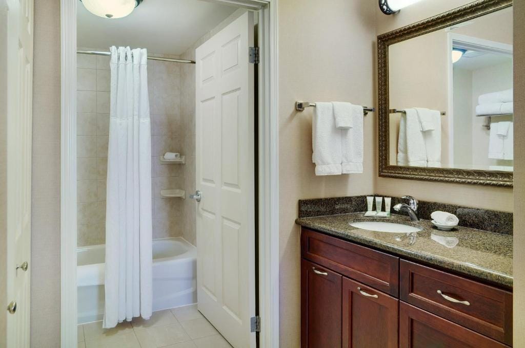Staybridge Suites Oakville Burlington by IHG — 3