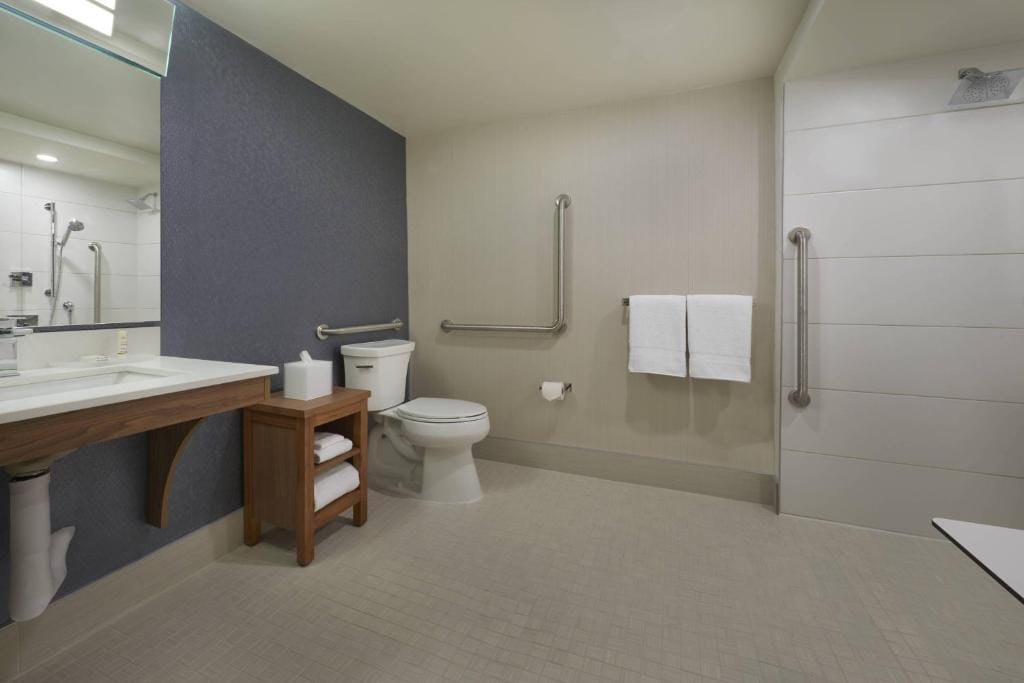 Courtyard by Marriott Oshawa — 3