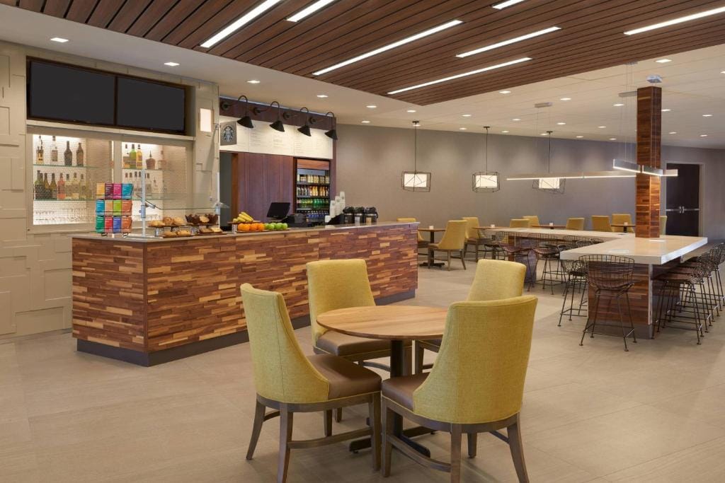 Courtyard by Marriott Oshawa — 5