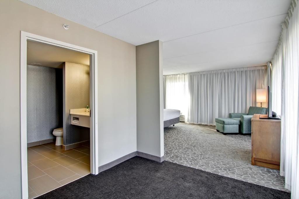 Holiday Inn Express & Suites Oshawa Downtown - Toronto Area by IHG — 3