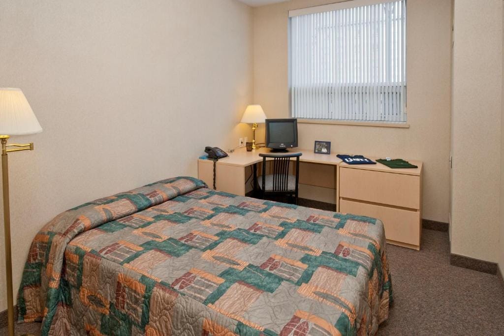 Residence & Conference Centre - Oshawa — 2