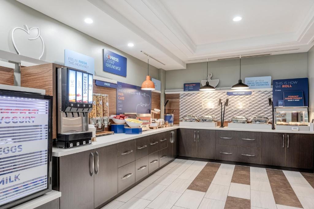 Holiday Inn Express Hotel & Suites Ottawa Airport by IHG — 4