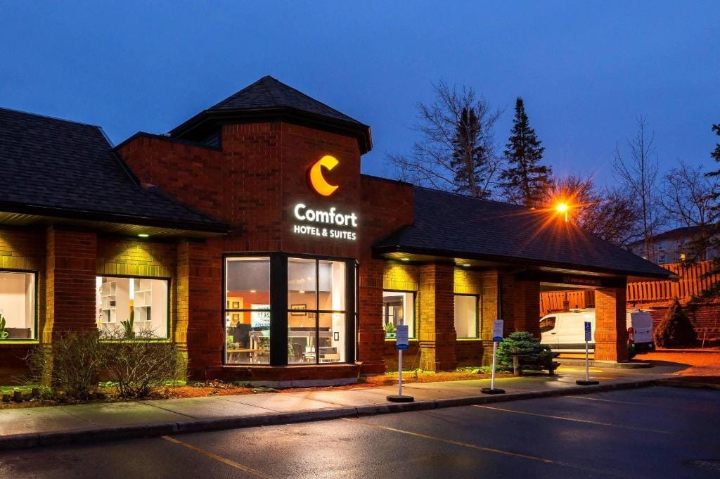 Comfort Hotel & Suites — 1