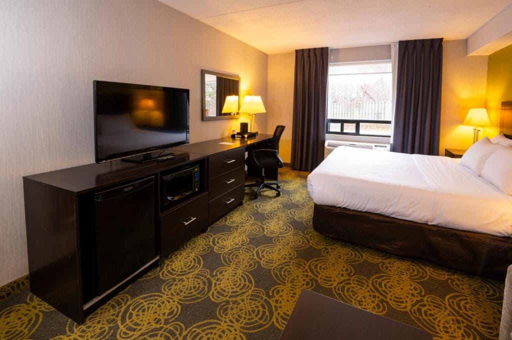 Comfort Hotel & Suites — 2