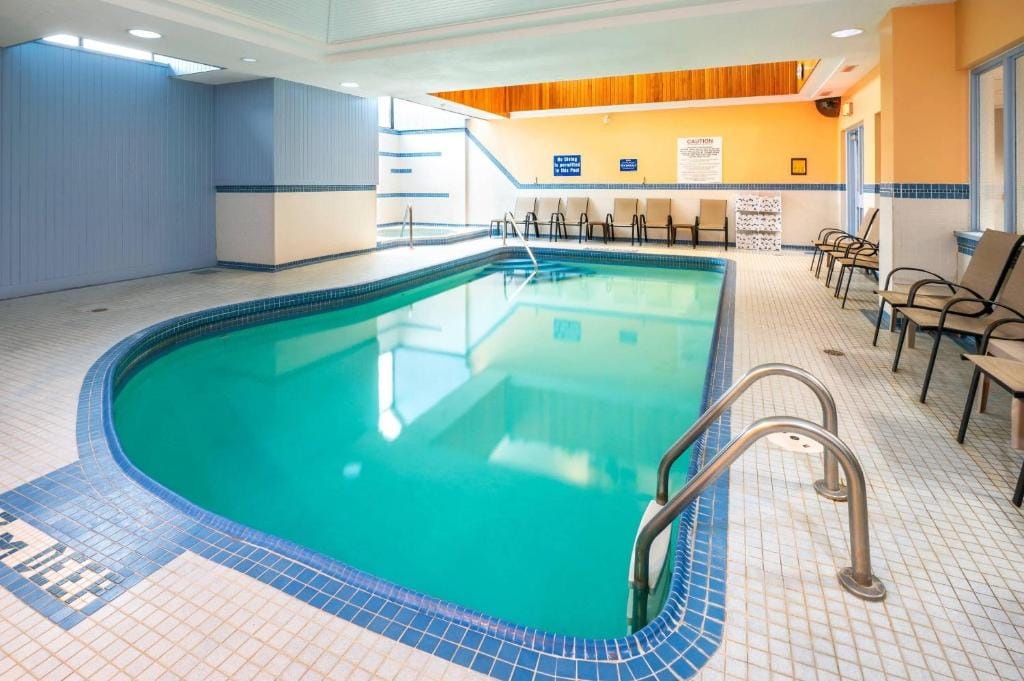 Comfort Hotel & Suites — 4