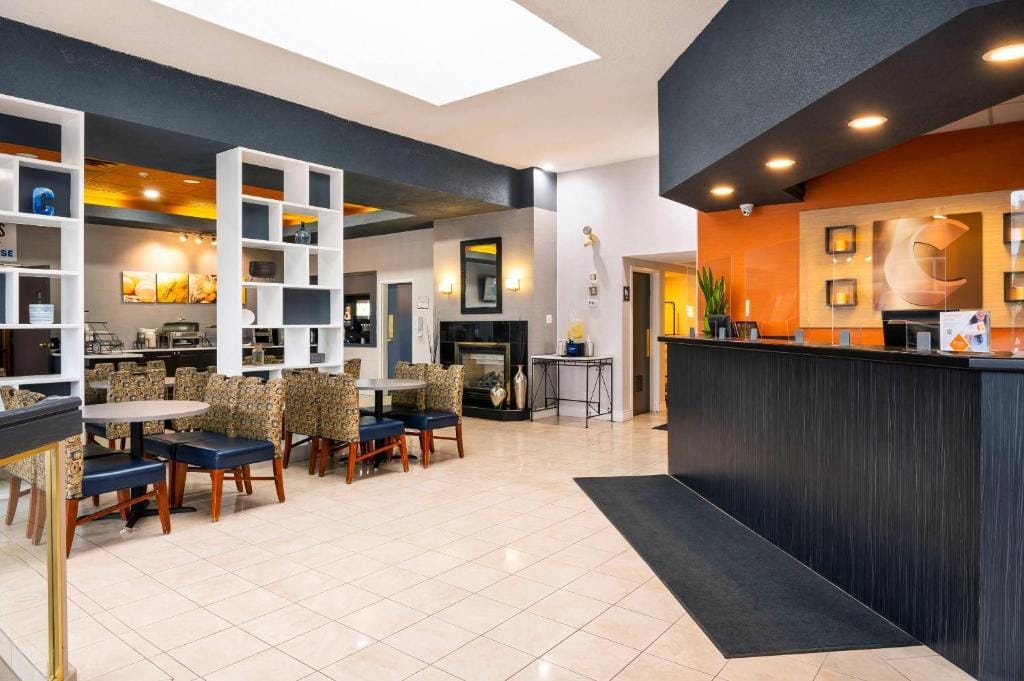 Comfort Hotel & Suites — 5