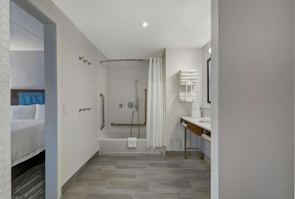 Hampton Inn Peterborough — 3