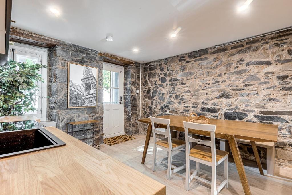 North House - Beautiful Vieux 2 Bedroom Apt — 2