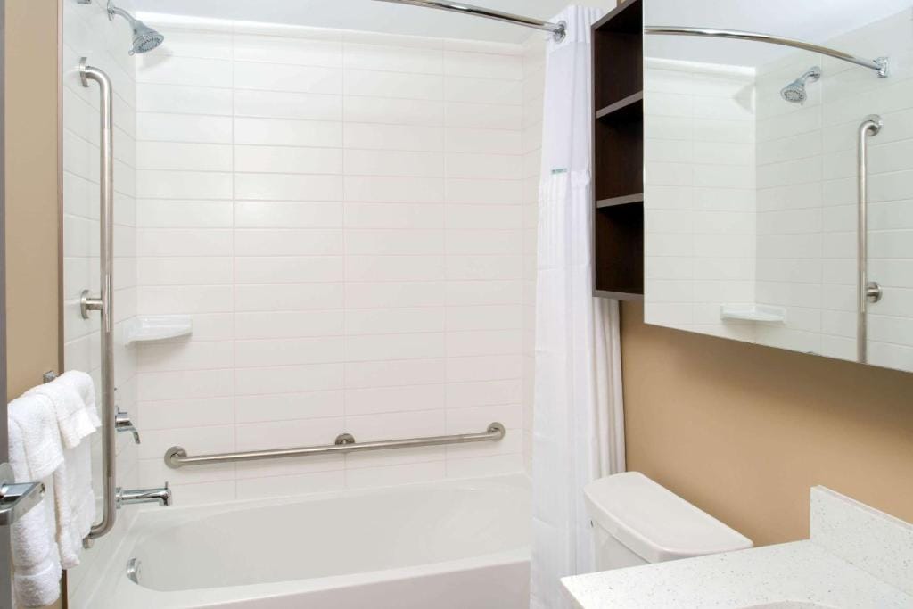 Microtel Inn & Suites by Wyndham Red Deer — 3