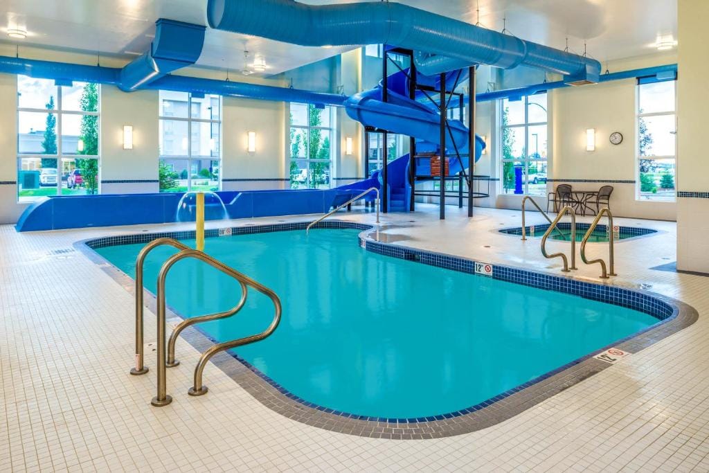 Microtel Inn & Suites by Wyndham Red Deer — 4