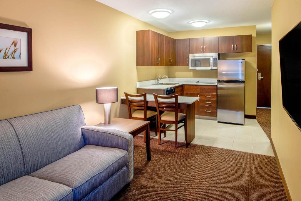 Microtel Inn & Suites by Wyndham Red Deer — 5
