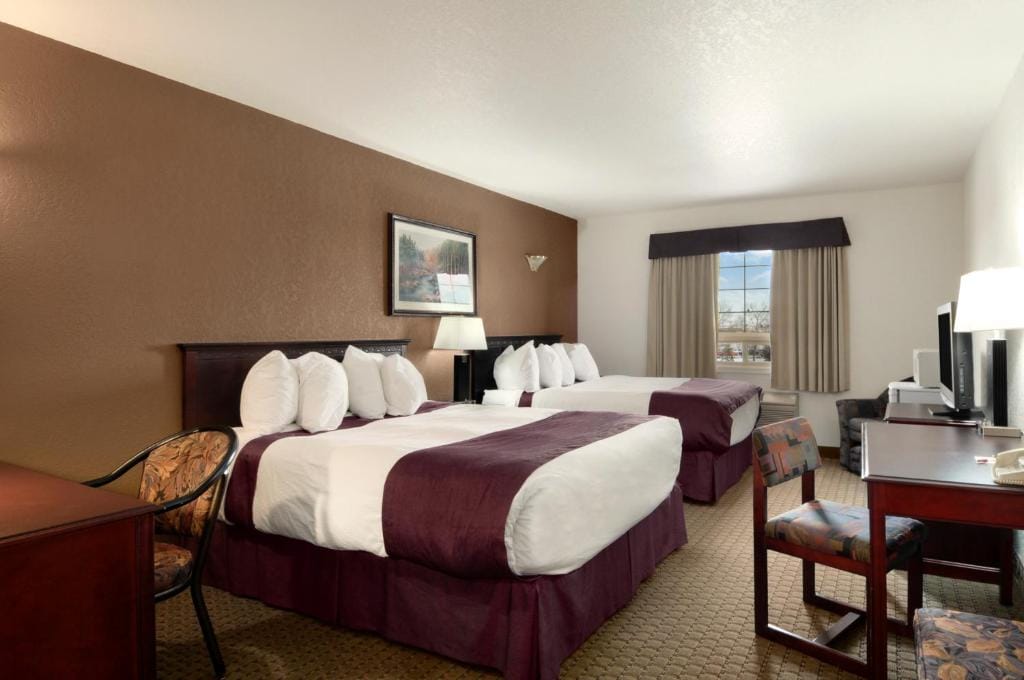 Ramada by Wyndham Red Deer Hotel & Suites — 2