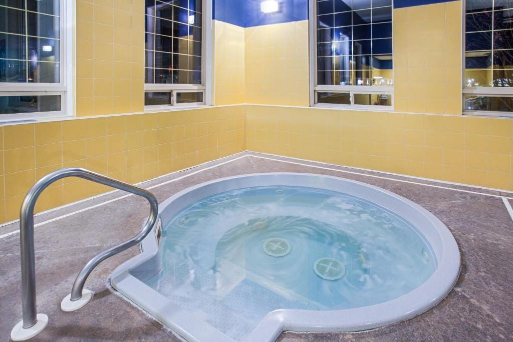 Ramada by Wyndham Red Deer Hotel & Suites — 3