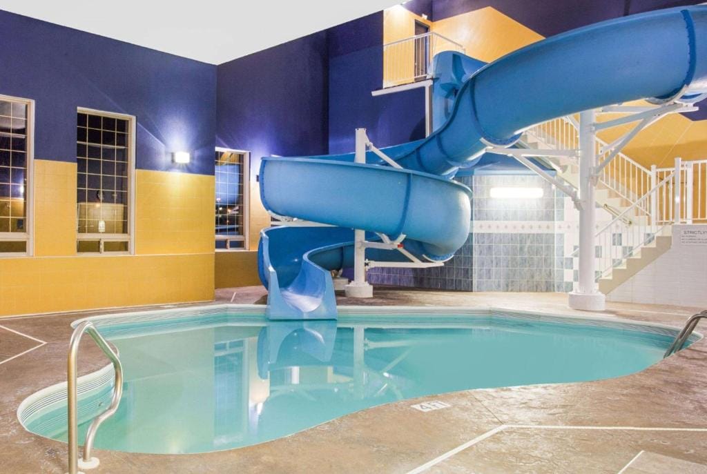 Ramada by Wyndham Red Deer Hotel & Suites — 4