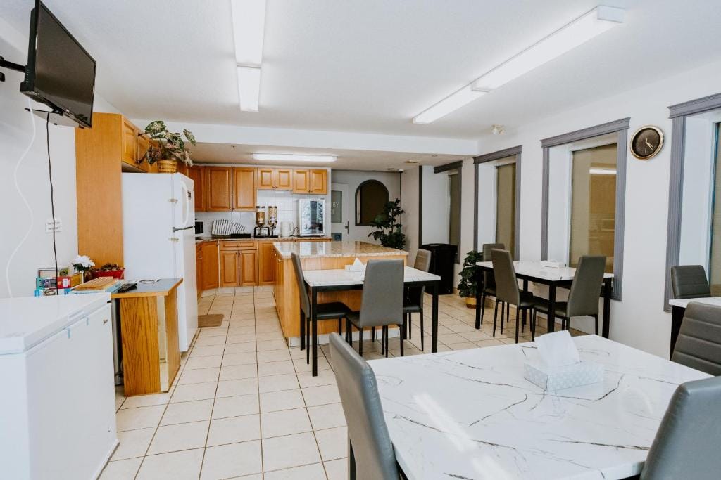 Western Budget Plus Mosaic Suites — 4