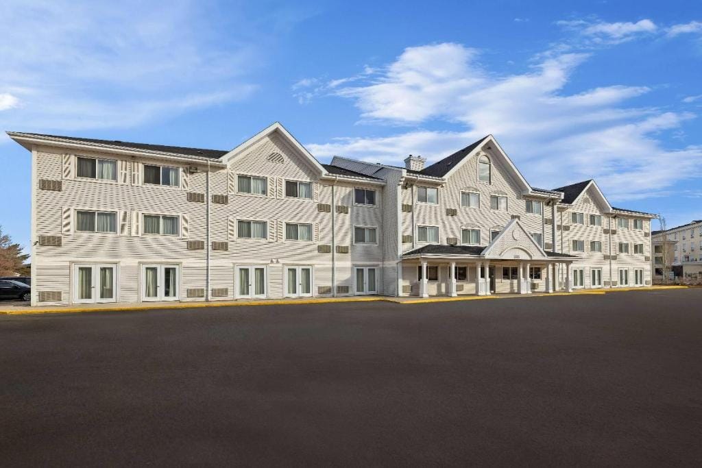 Travelodge Suites by Wyndham Regina - Eastgate Bay — 1