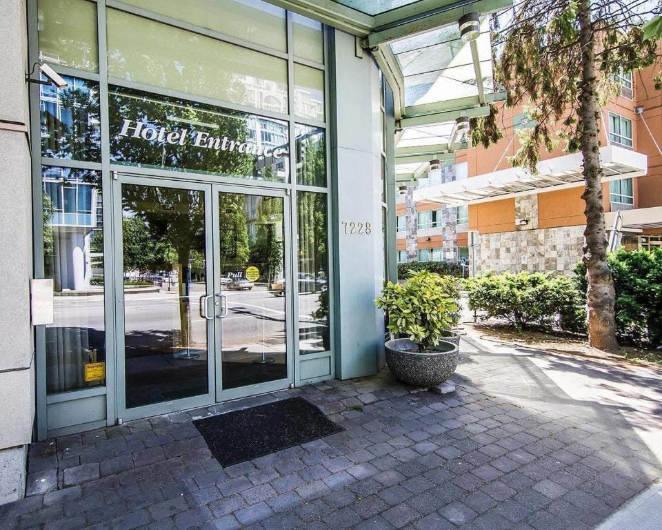 Comfort Hotel Vancouver Airport — 1