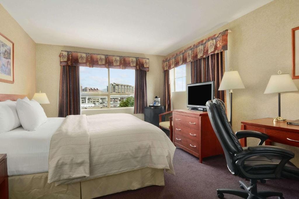 Days Inn by Wyndham Vancouver Airport — 5