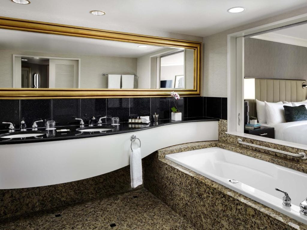 Fairmont Vancouver Airport In-Terminal Hotel — 2