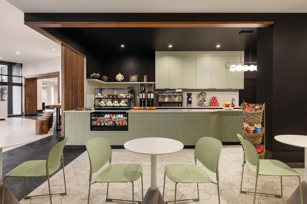 Radisson Blu Vancouver Airport Hotel & Marina — 3