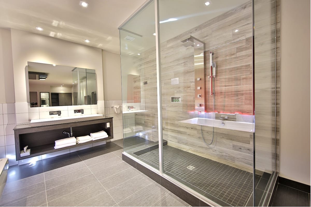 Hôtel Ô Suites Laval — 1