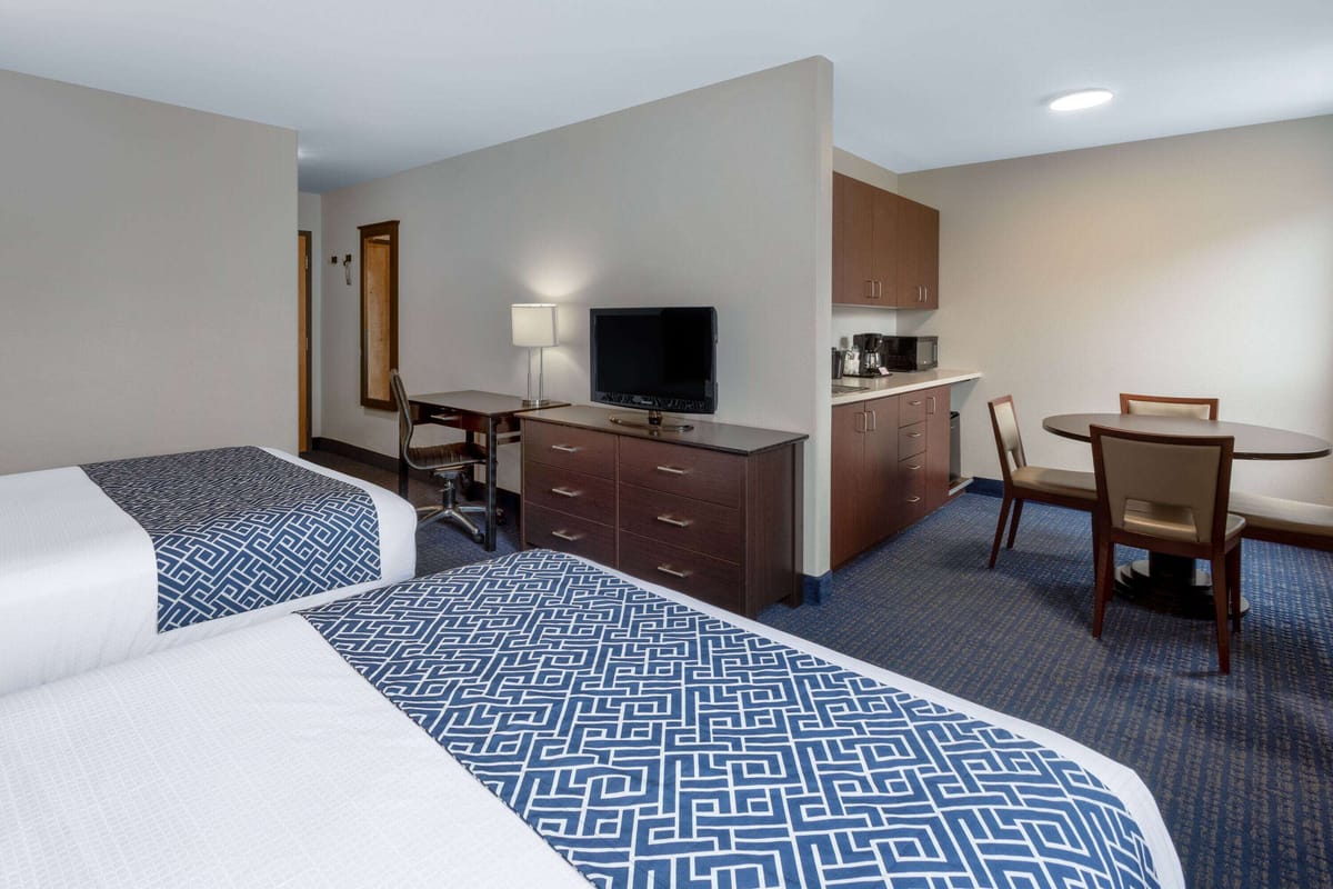 Super 8 by Wyndham Lachenaie/Terrebonne — 4