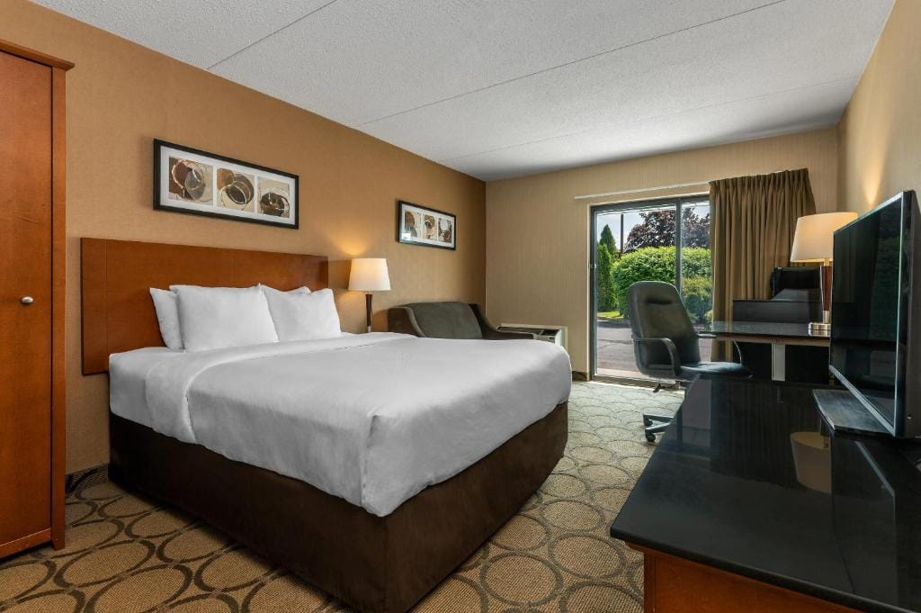 Comfort Inn — 4