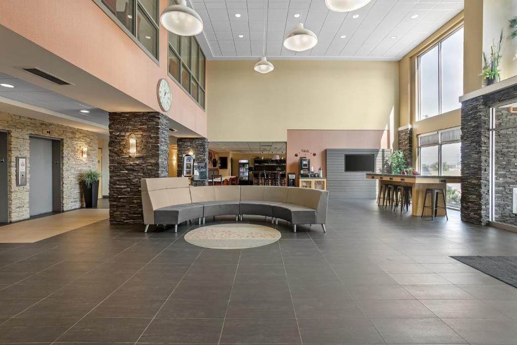 Best Western Plus Airport Inn & Suites — 4